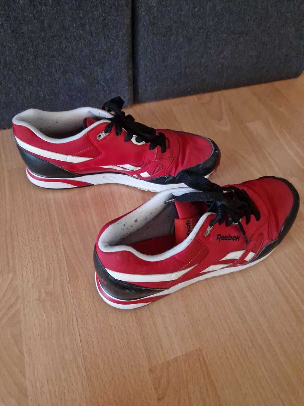 Reebok Herrenschuhe: Reebok Sneakers, Grösse 44, Rot/Weiss Old School – Gebraucht aus Neuhausen am Rheinfall von Alchimista 1