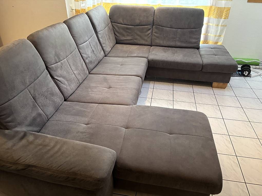 Divani: Couch / Wohnlandschaft / Stoff: Taurus in Lederoptik /Grau – Usato da Schaan venduto da MivrSh 1