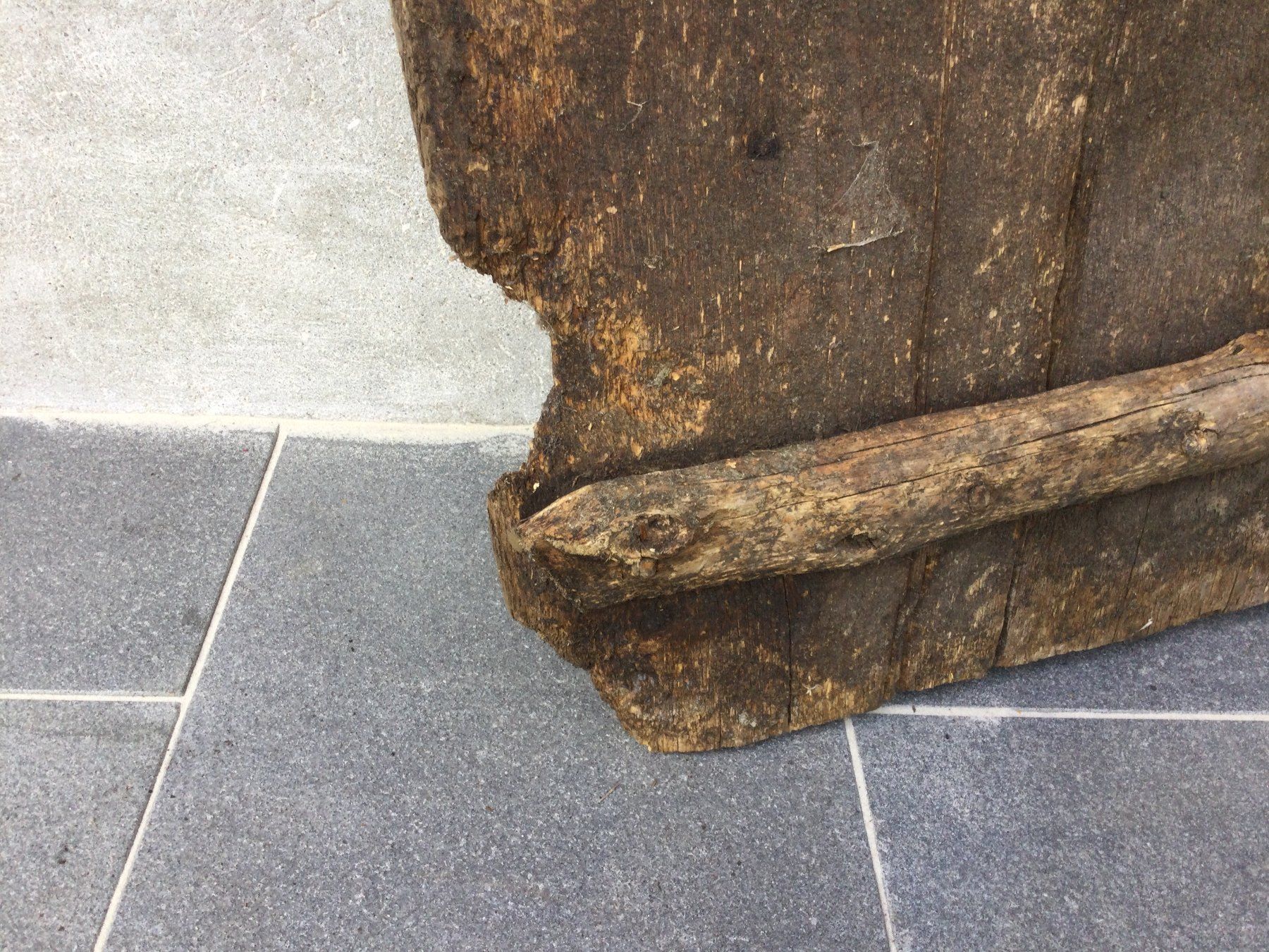Werkzeuge: Uraltes gebrauchtes Holztor oder Türe mit Holznägeln – Gebraucht aus Wangen SZ von kuriosum12 3