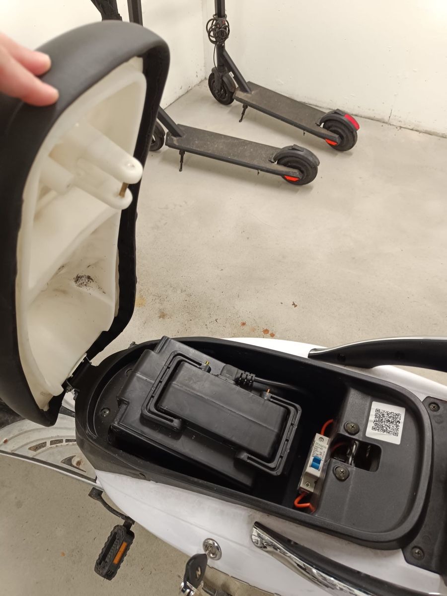 Elektromobile: Elektroroller ZTECH weiss mit Topcase – Gebraucht aus Honau von joa_gmw6 6