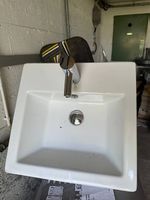 Keramik-Waschbecken inklusive hochwertiger Chrom-Armatur