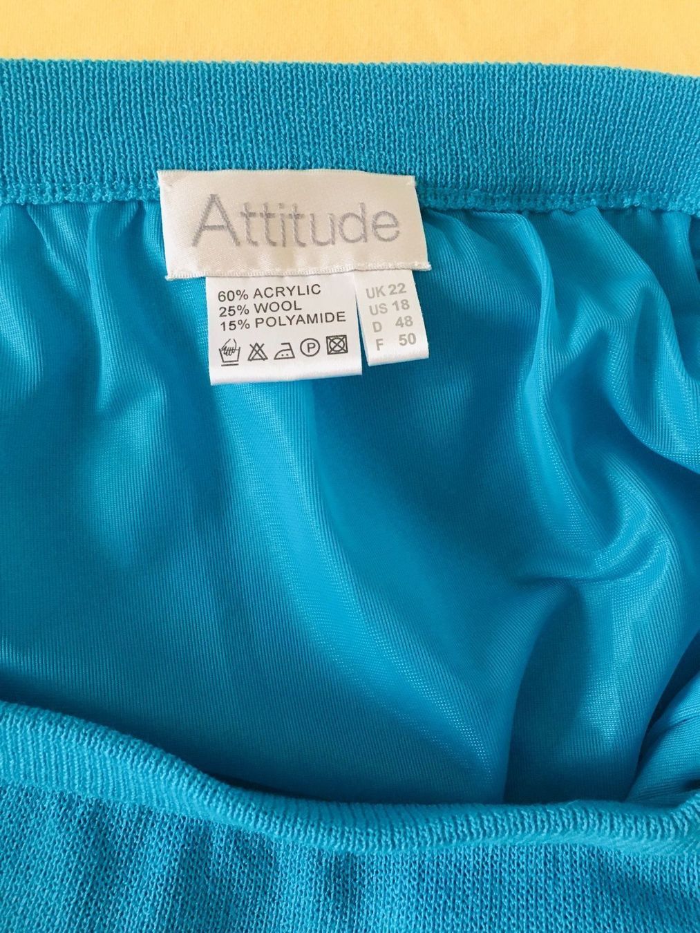 Costumi: Neuwertige edles Strick-Kostüm Türkis – Usato da Bern venduto da Smile-2707 5