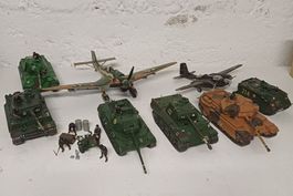 Sammlung von Militärfahrzeugmodellen