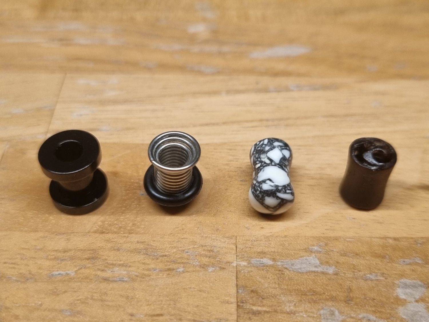 Gioielli per piercing: Set mit 4 Plugs & Tunnels 6mm - Versand gratis! – Usato da Interlaken venduto da Igu7 1