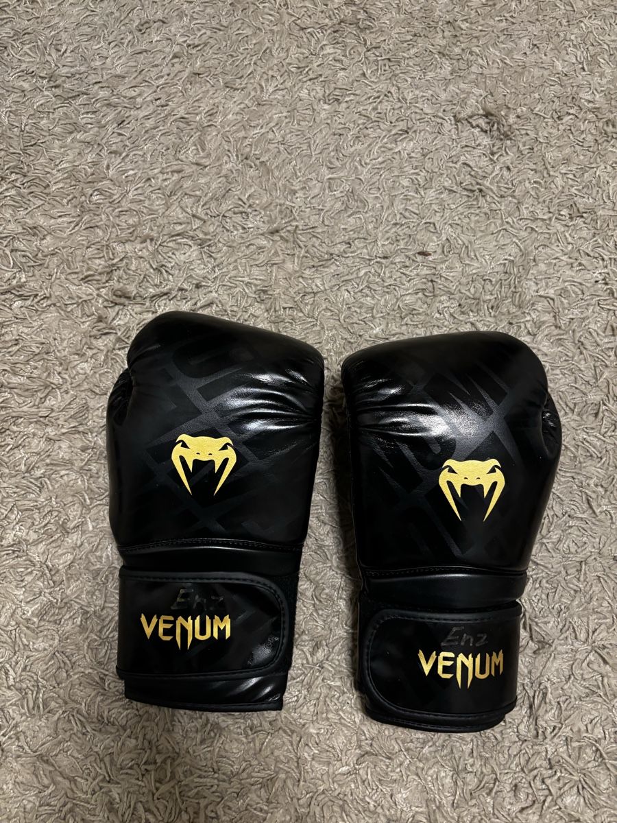 Venum Guanti & manicotti: Venum 12oz Boxhandschuhe Black/Gold – Nuovo (secondo la descrizione) da Basel venduto da enotheking