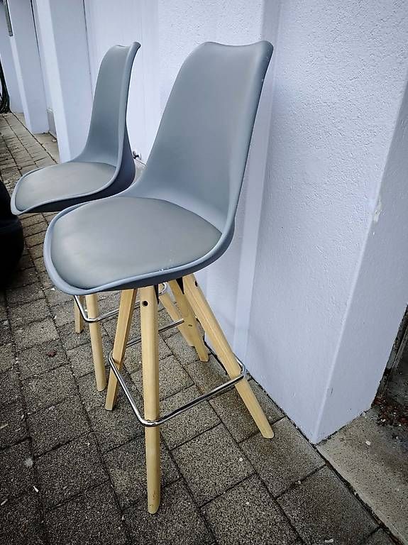 Mömax Sgabelli: 2 Barhocker grau mit Holzbeinen – Usato da Effretikon venduto da hud_bq7l 1