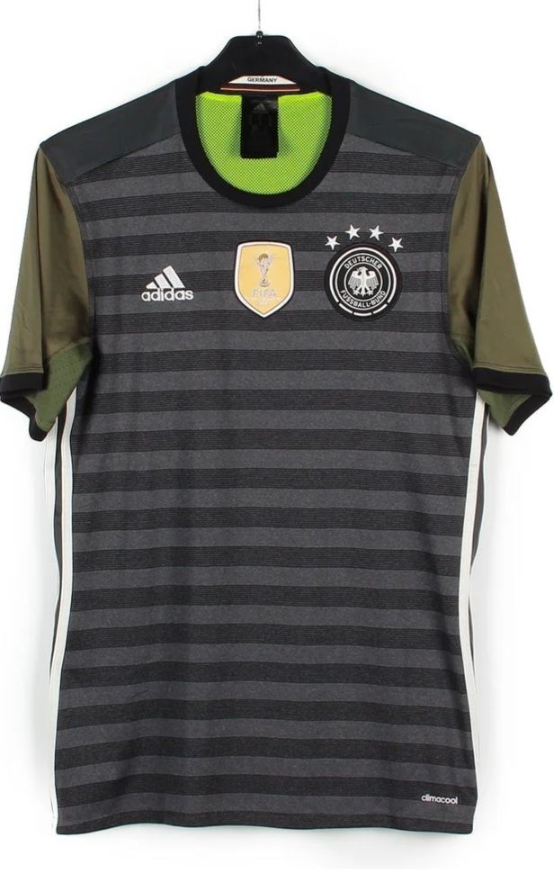 Adidas Canottiere & Pantaloni: Deutschland  – Usato da Sâles (Gruyère) venduto da Rapha1111