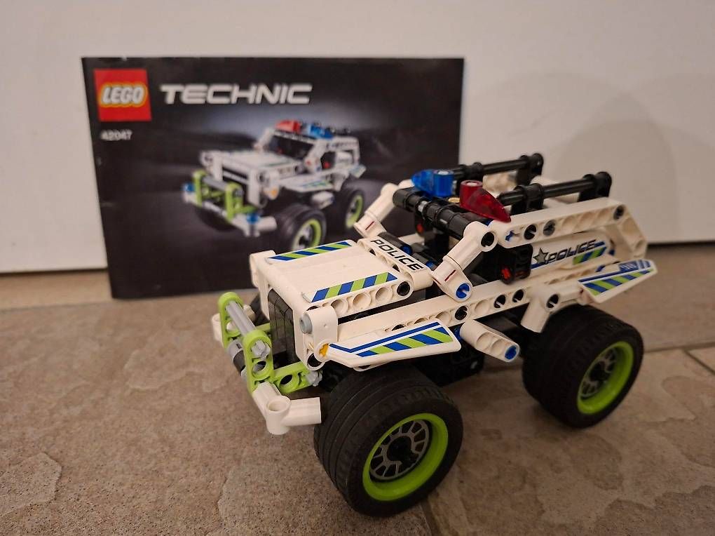 Jouets: LEGO Technic Polizei-Interceptor mit Rückziehmotor 42047 – D'occasion à Bäriswil BE par Eddy77