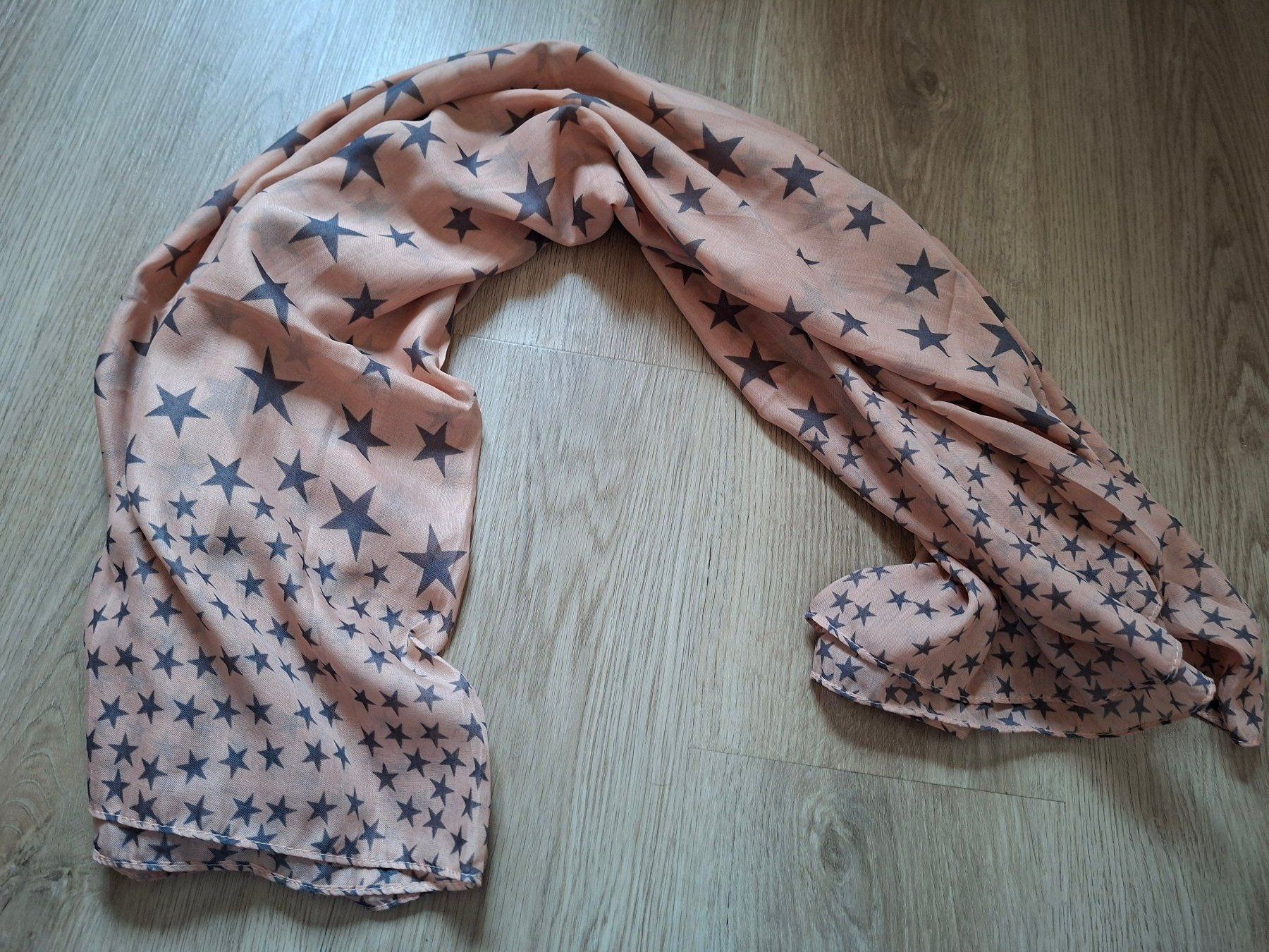Foulards, Tücher & Schals: Rundschal mit Sternenmotiv – Gebraucht aus Oberwil/Dägerlen von Dominique1606