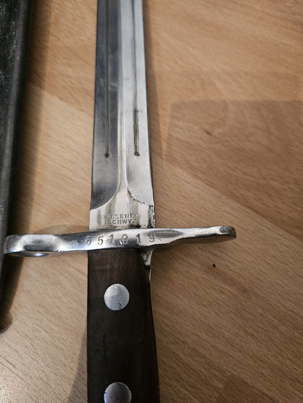 Schweizer Armee Armi bianche: ​2 Schweizer Bajonette Modell 1918 mit Scheide – Usato da Seuzach venduto da hwulf 2