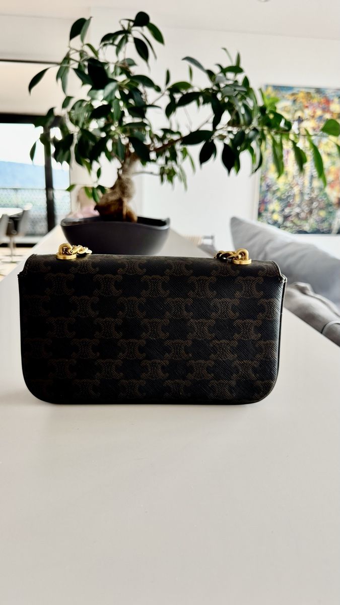 Celine Sacs femmes: Celine Triomphe Canvas Chain Shoulder Bag Tan  – D'occasion à Dübendorf par Pink.Blue 4