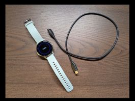 Garmin Venu 3S Smartwatch salbeigrün mit Ladekabel