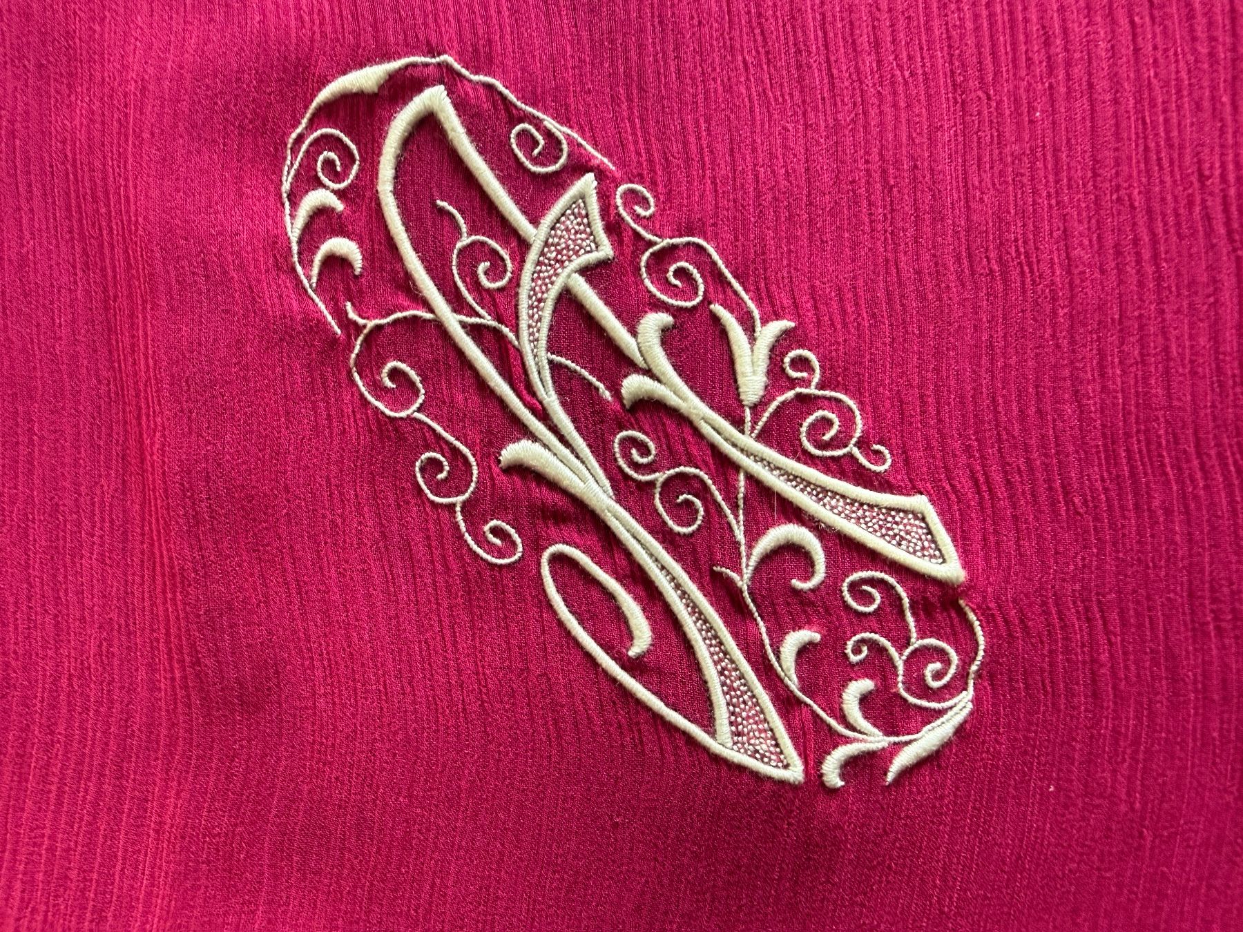 Foulards, Tücher & Schals: Fuchsia Seidentuch mit Monogramm "A", luxuriöses Accessoi... – Gebraucht aus Erstfeld von Uhu1980 1
