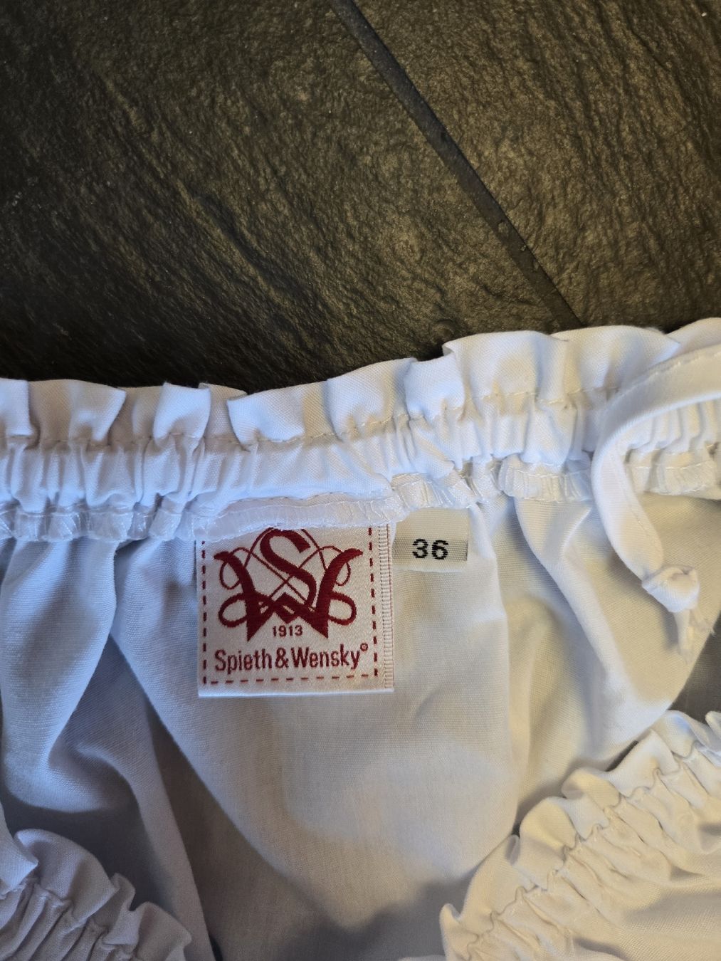 Costumi: Dirndl Set dirndl.com Grösse 34 mit Bluse Grösse 36 grün – Usato da Gutenswil venduto da Spomi 4