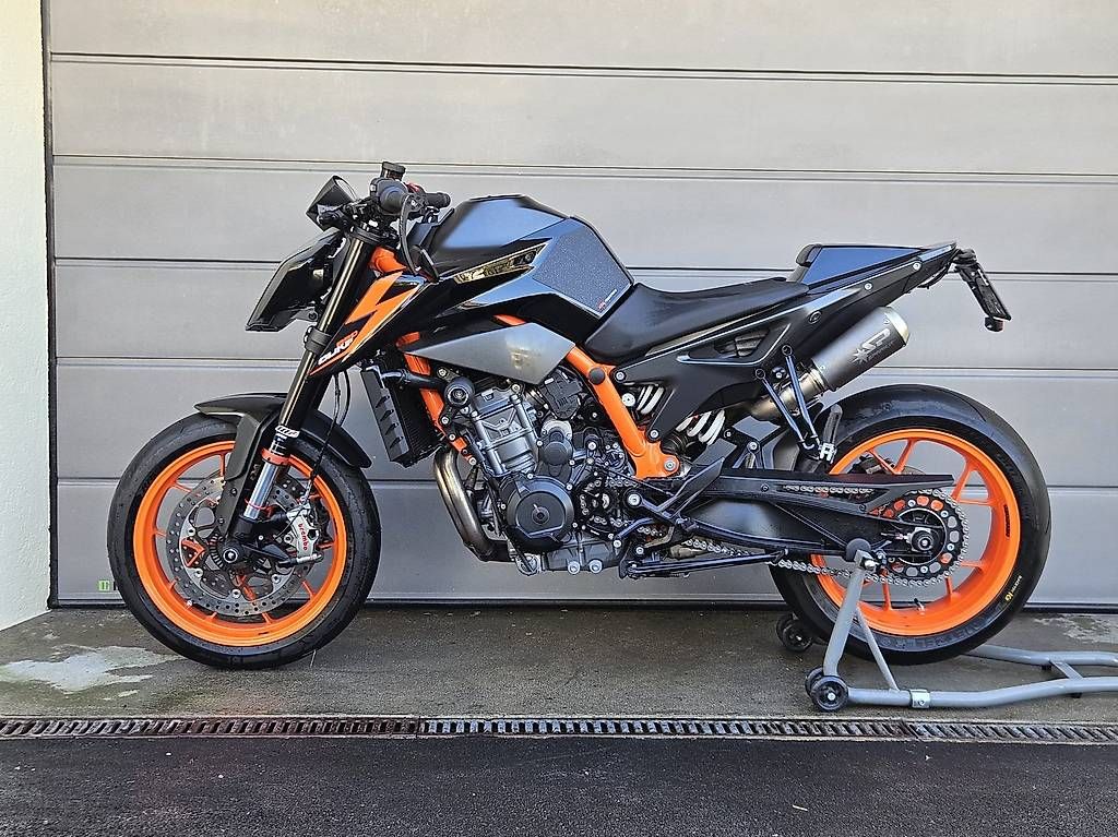 Strada: KTM Duke 890r – Usato da Davesco-Soragno venduto da die_2c7m