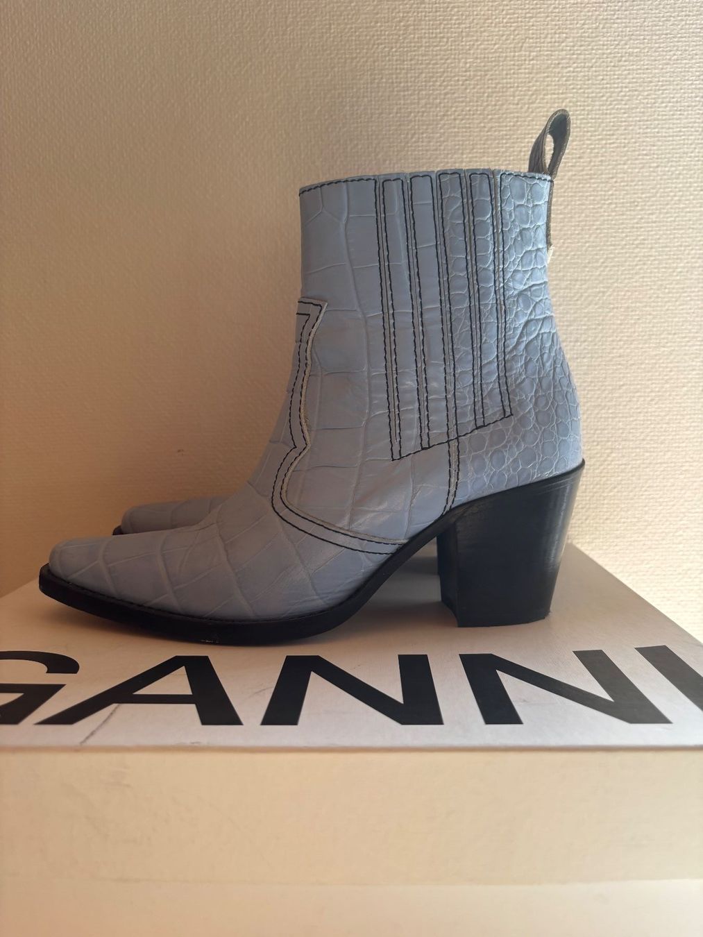 Ganni Scarpe da donna: 100% Ganni - Stiefelette Hellblau – Usato da Weinfelden venduto da stella79 1