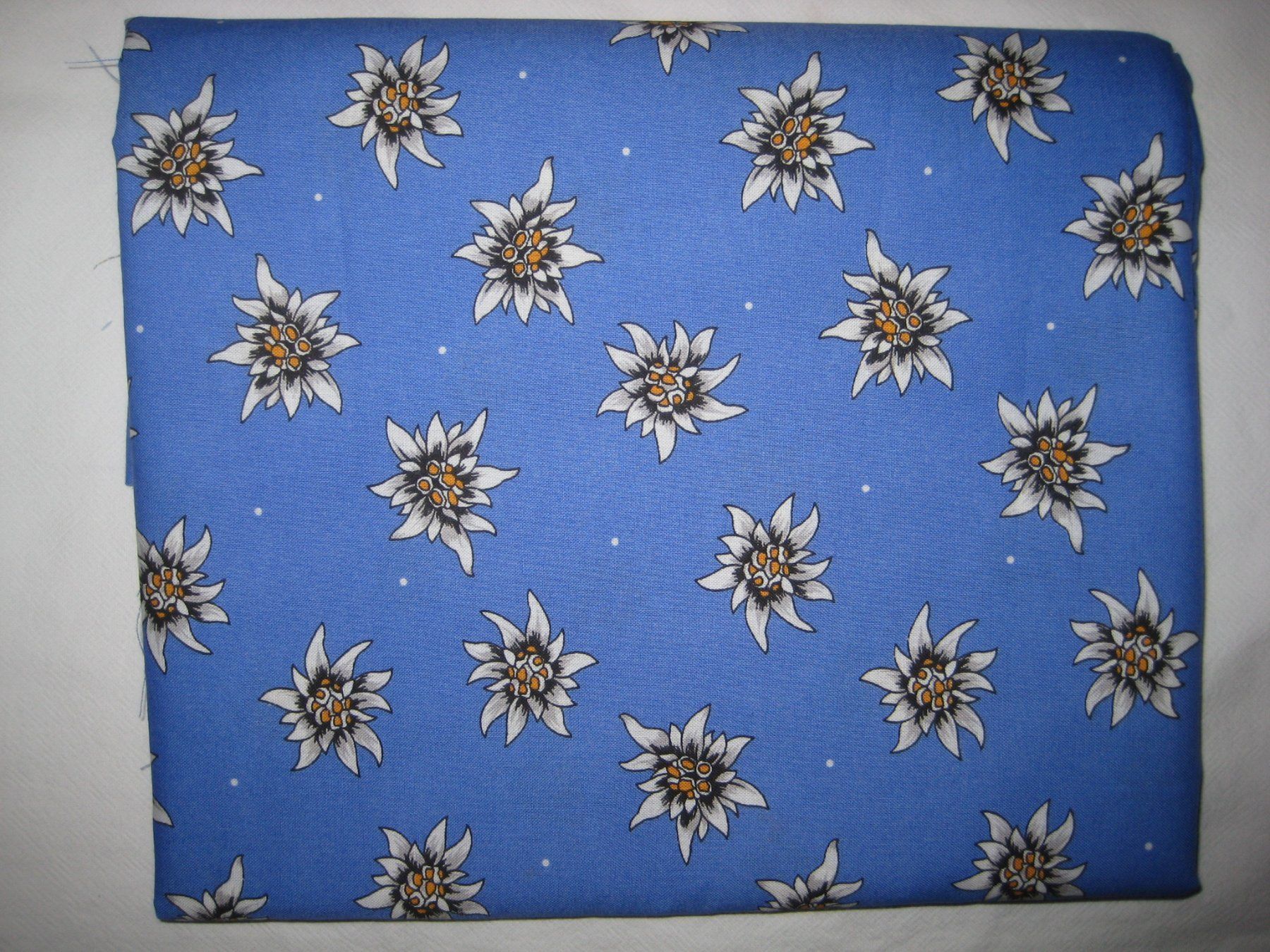 Tessuti: Baumwollstoff blau mit Edelweiss – Nuovo e nell'imballaggio originale da Füllinsdorf venduto da Schlupp
