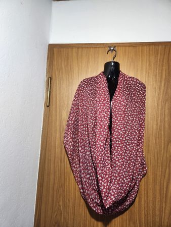 Foulard soie  léger fleuri rouge pour femme, idéal printemps