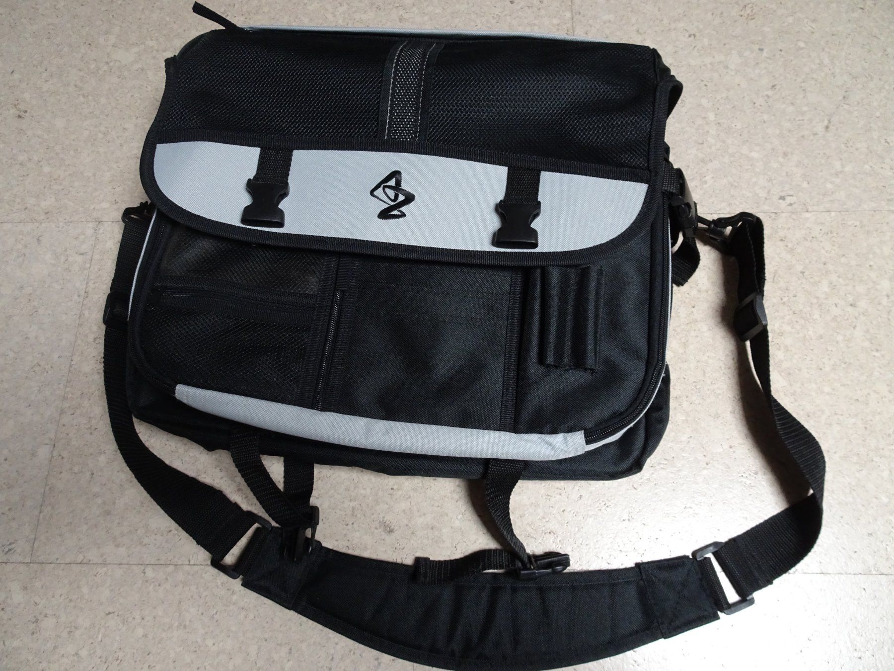 Sacs: Notebooktasche – Neuf (Voir description) à Münchenbuchsee par Yothu