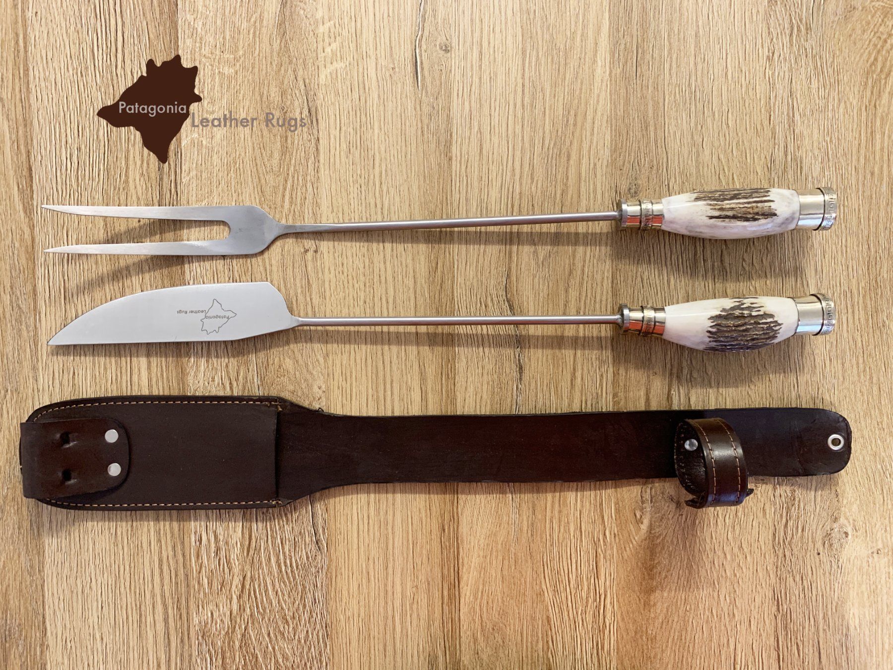 Set di posate: Grillmesser- und Gabelset mit Hirschgeweihgriffen – Nuovo e nell'imballaggio originale da Arbedo venduto da patagonialeatherrugs 3