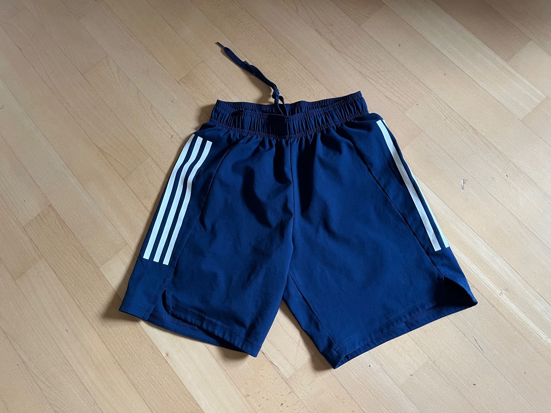 Adidas Pantaloni: Sporthose von Adidas,  neu – Nuovo e nell'imballaggio originale da Zürich venduto da emily02