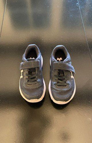 Scarpe per ragazze: Sneakers Mädchen Gr. 28 (Under Armour) – Usato da Buchs ZH venduto da Donsalentino 1