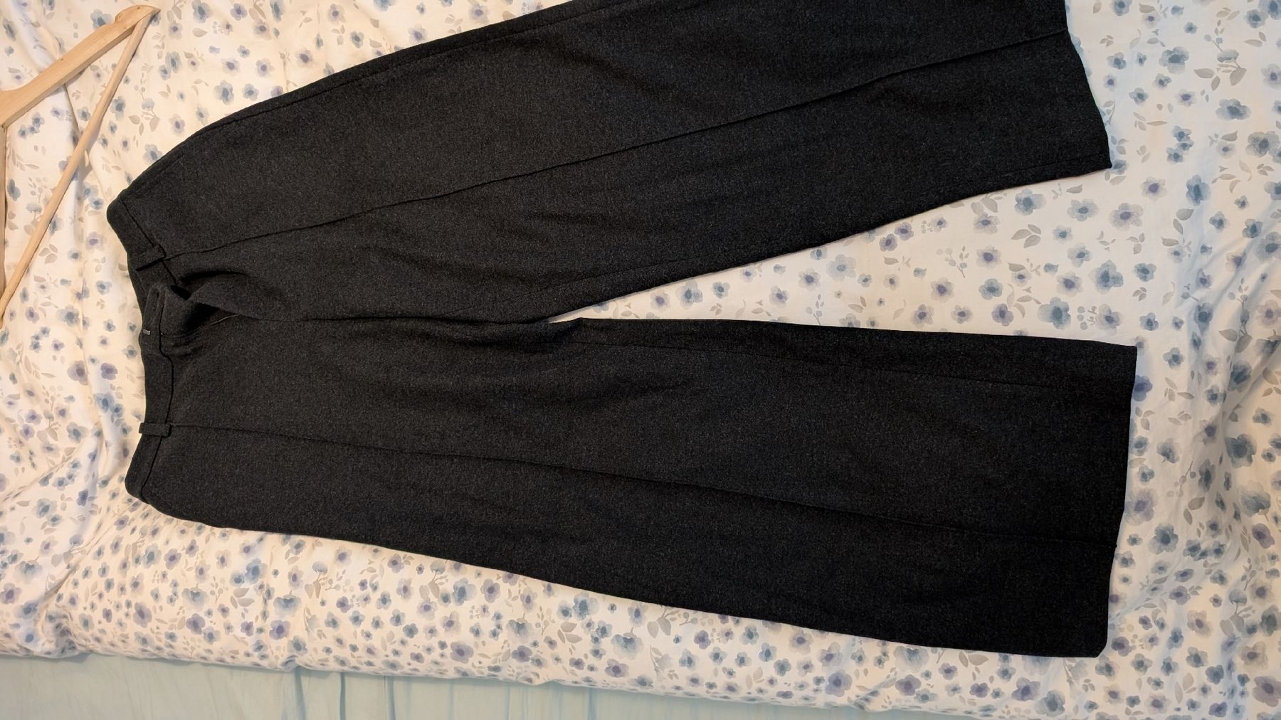 Uniqlo Hosen: Uniqlo pantalon – Neu (gemäss Beschreibung) aus La Conversion von deborah22