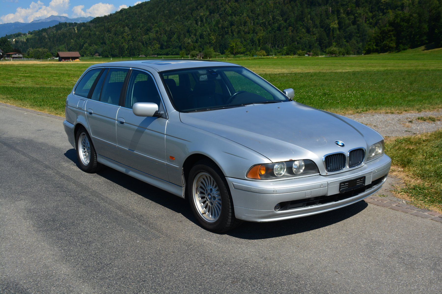 BMW Automobili: BMW E39 530I MIT SPEZIALTEILEN AB PLATZ – Usato da Schaan venduto da Pfandhaus-LI 5