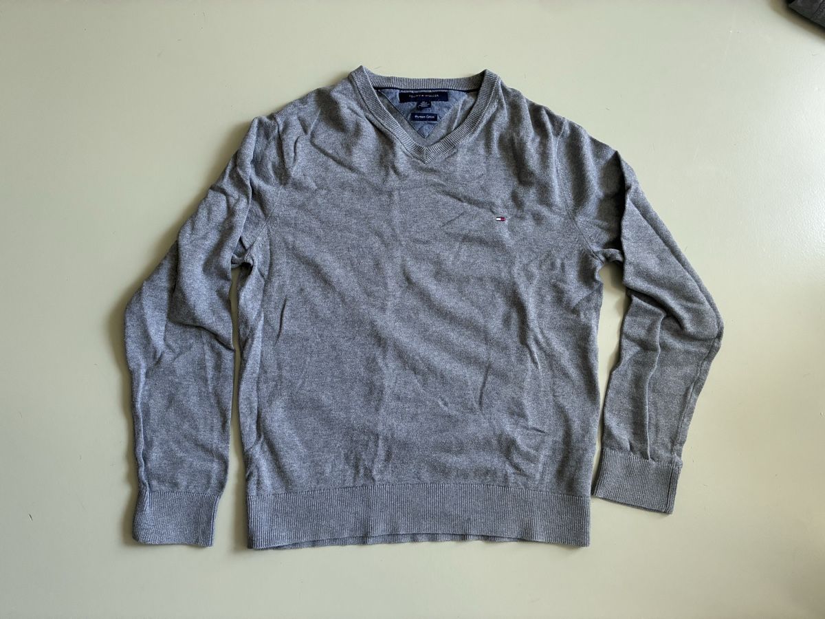 Tommy Hilfiger Maglioni & Felpe: Tommy Hilfiger grey V-neck sweater, men's size medium – Usato da Zürich venduto da and_bbr2