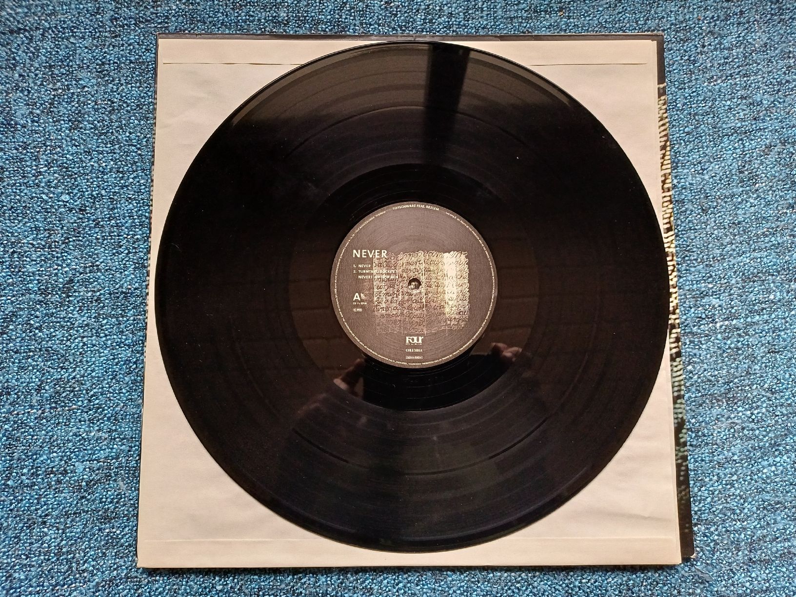 Dischi in vinile: Tiefschwarz feat. Oezlem "Never" 12" – Usato da Begnins venduto da Drastic-Sound 3