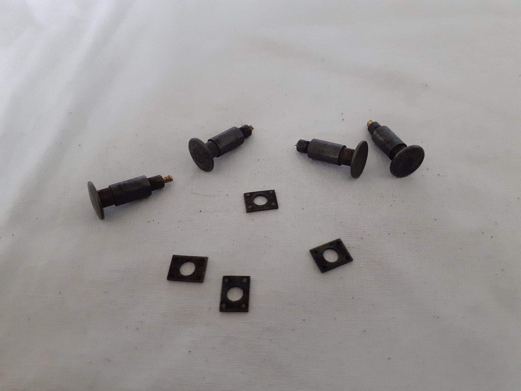 Modelleisenbahnen: 4 Federpuffer schwarz – Neu (gemäss Beschreibung) aus Luzern von inca55