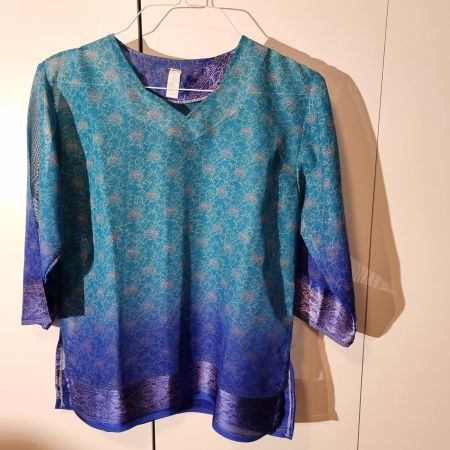 Sehr schöne Bluse Grösse M türikis / dunkelblau