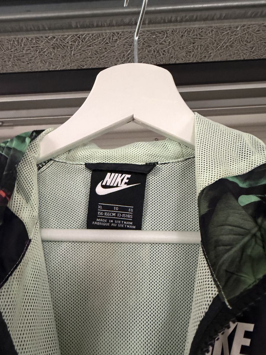 Nike Giacche: Nike Windbreaker Jacke  – Nuovo (secondo la descrizione) da Freienbach venduto da dan_9rjy 2