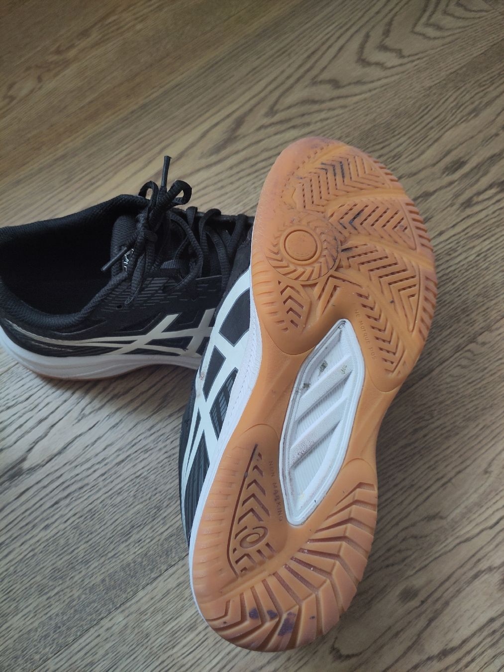 Asics Herrenschuhe: Asiscs Hallenschuhe Gr. 42.5 – Gebraucht aus Affoltern am Albis von T.i.d.e 2