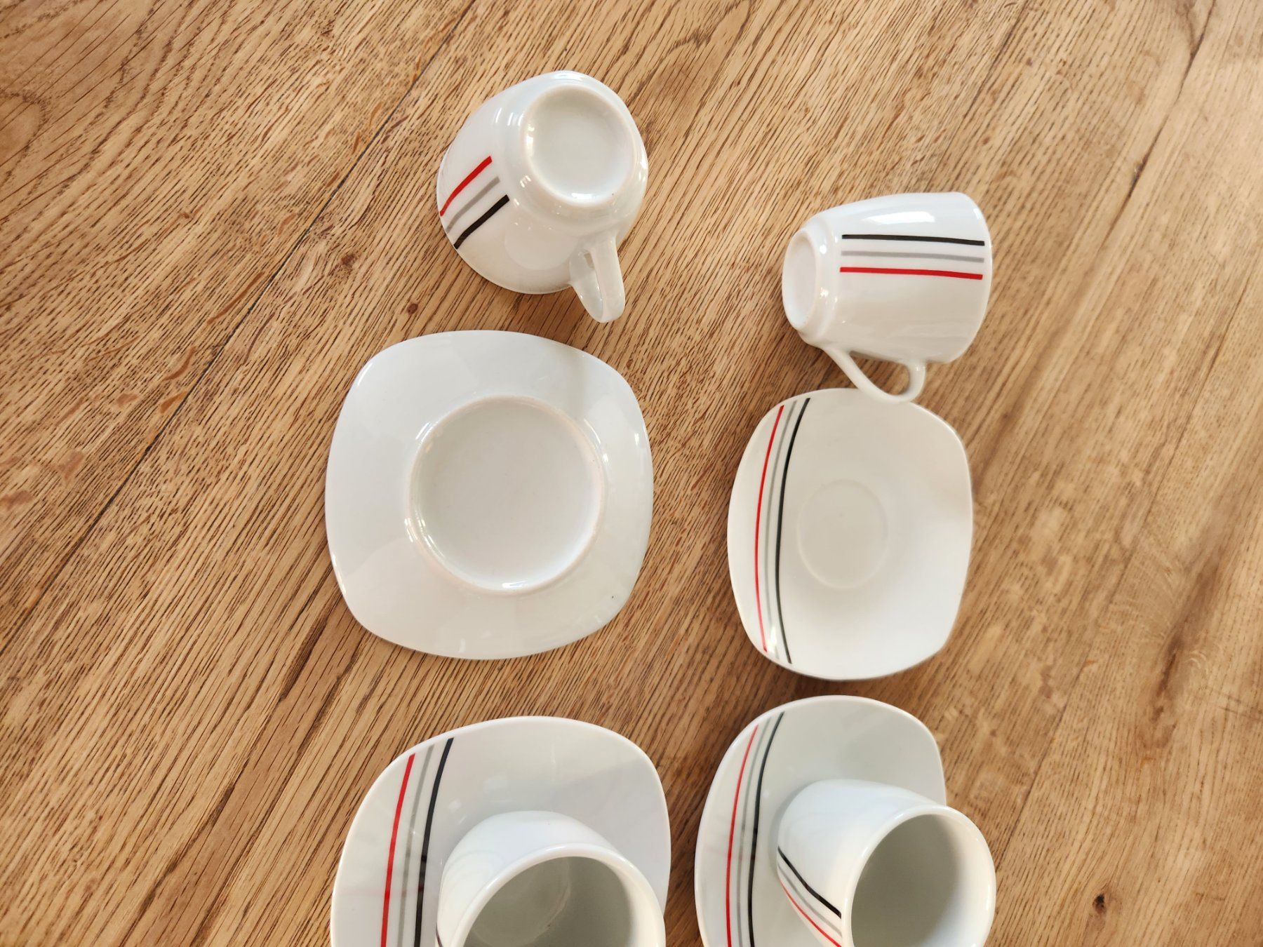 Set di piatti: 6 Espresso Tassen mit Unterteller – Usato da Fanas venduto da Rurero03 2