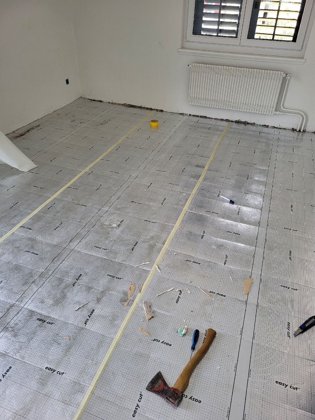 Rivestimenti per pavimenti: Laminat hellgrau ca. 41m2 mit Unterlage – Usato da Zürich venduto da weibelfamily 6
