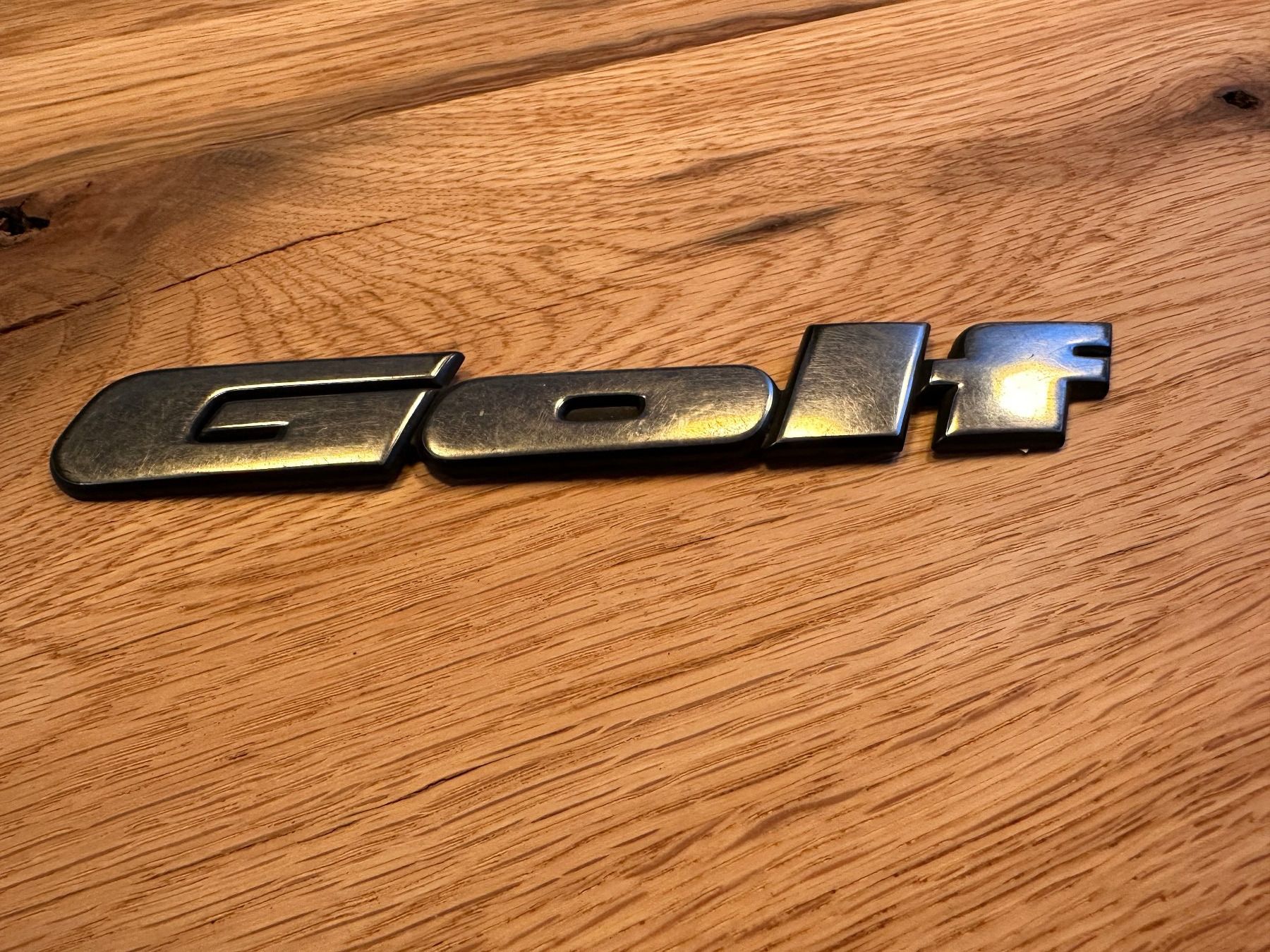VW Tutti pezzi di ricambio auto: VW Golf Emblem – Usato da Alpnachstad venduto da Rucksack10