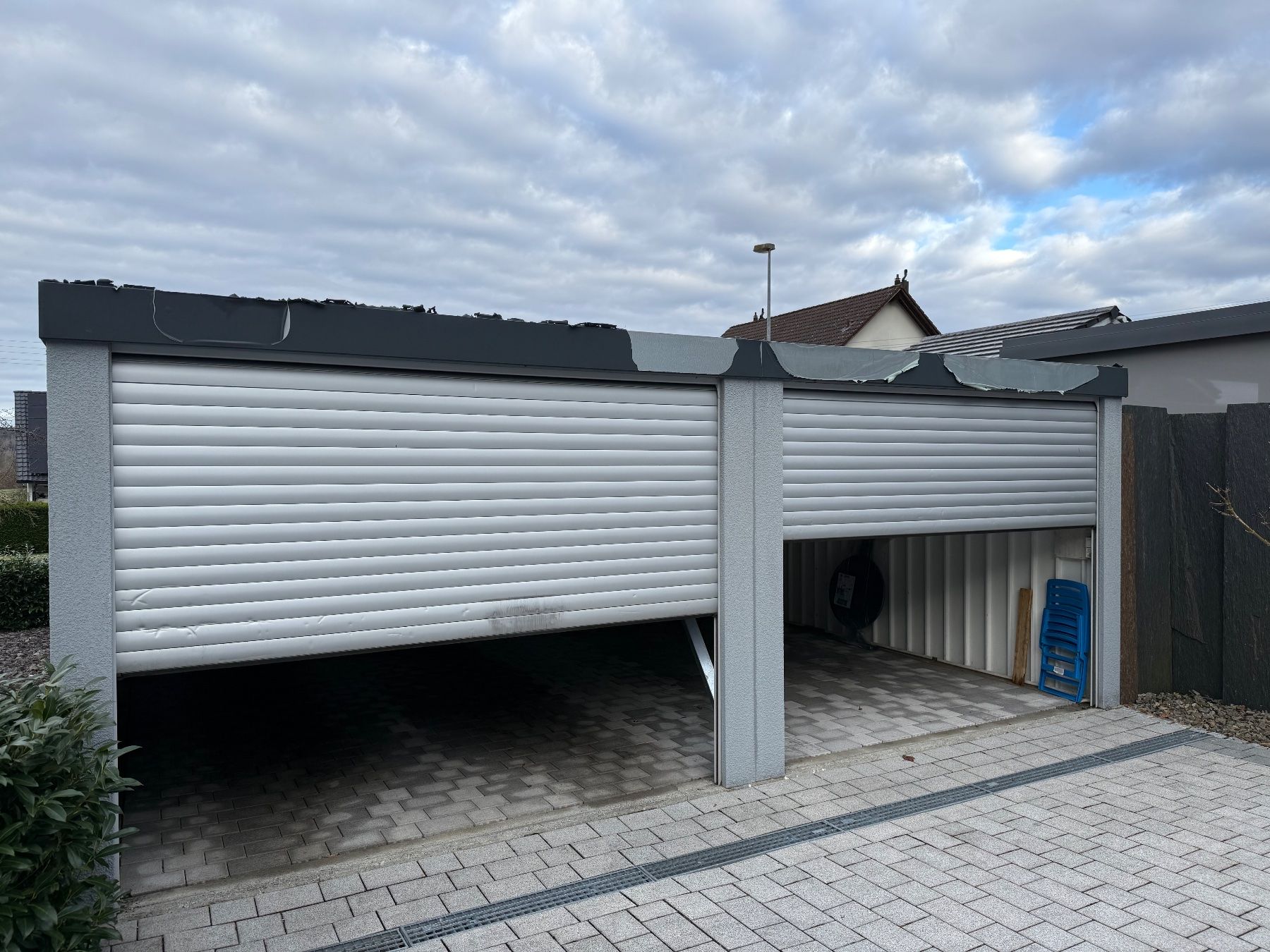 Somfy Altro Materiale elettrico: Doppelgarage aus Stahlelementsystem mit elektrischen Toren – Usato da Rietheim venduto da N_Rohr