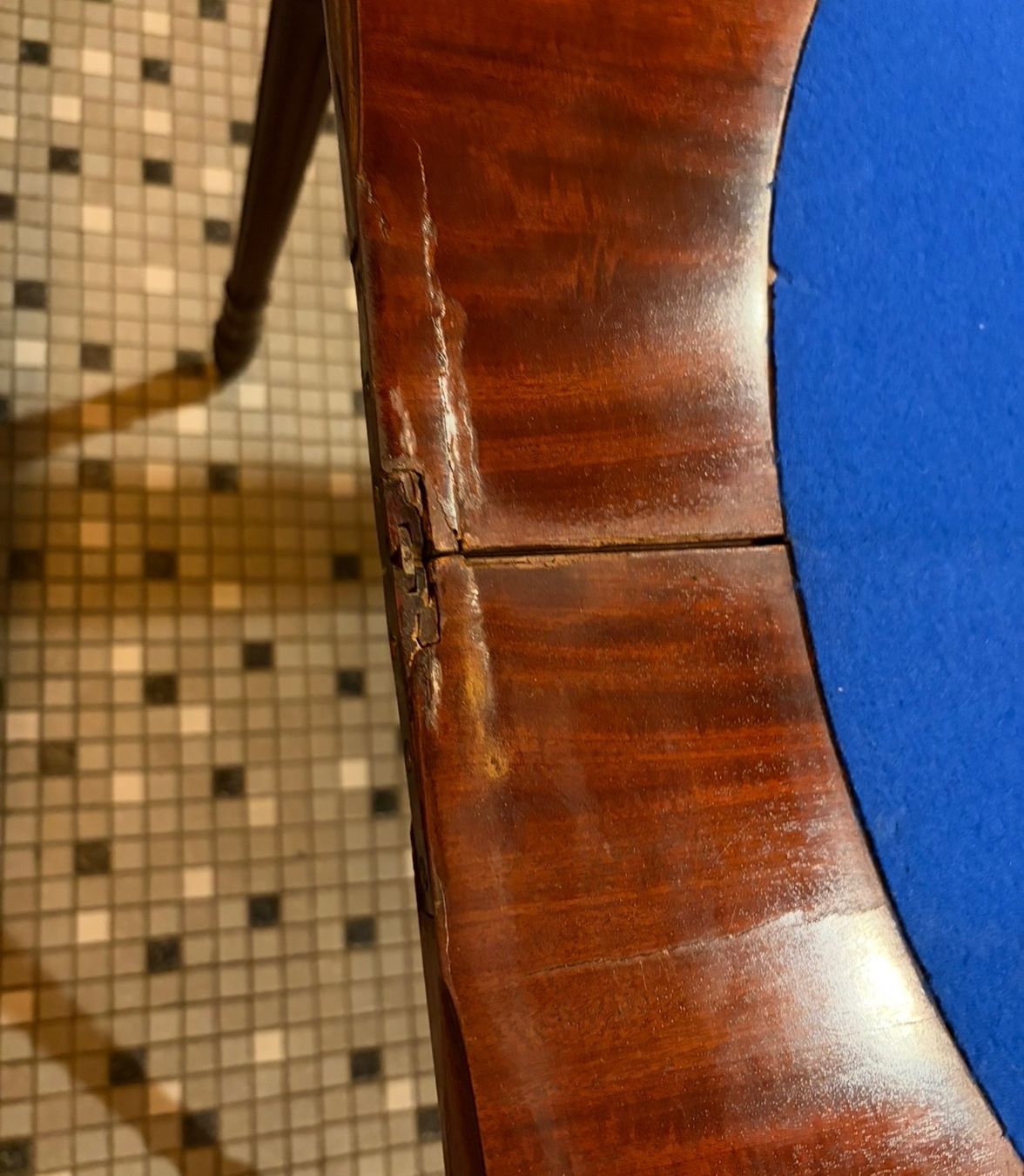 Tavoli: Kleiner Holztisch mit blauer Auflage, klappbar – Usato da Zürich venduto da zme_hh6h