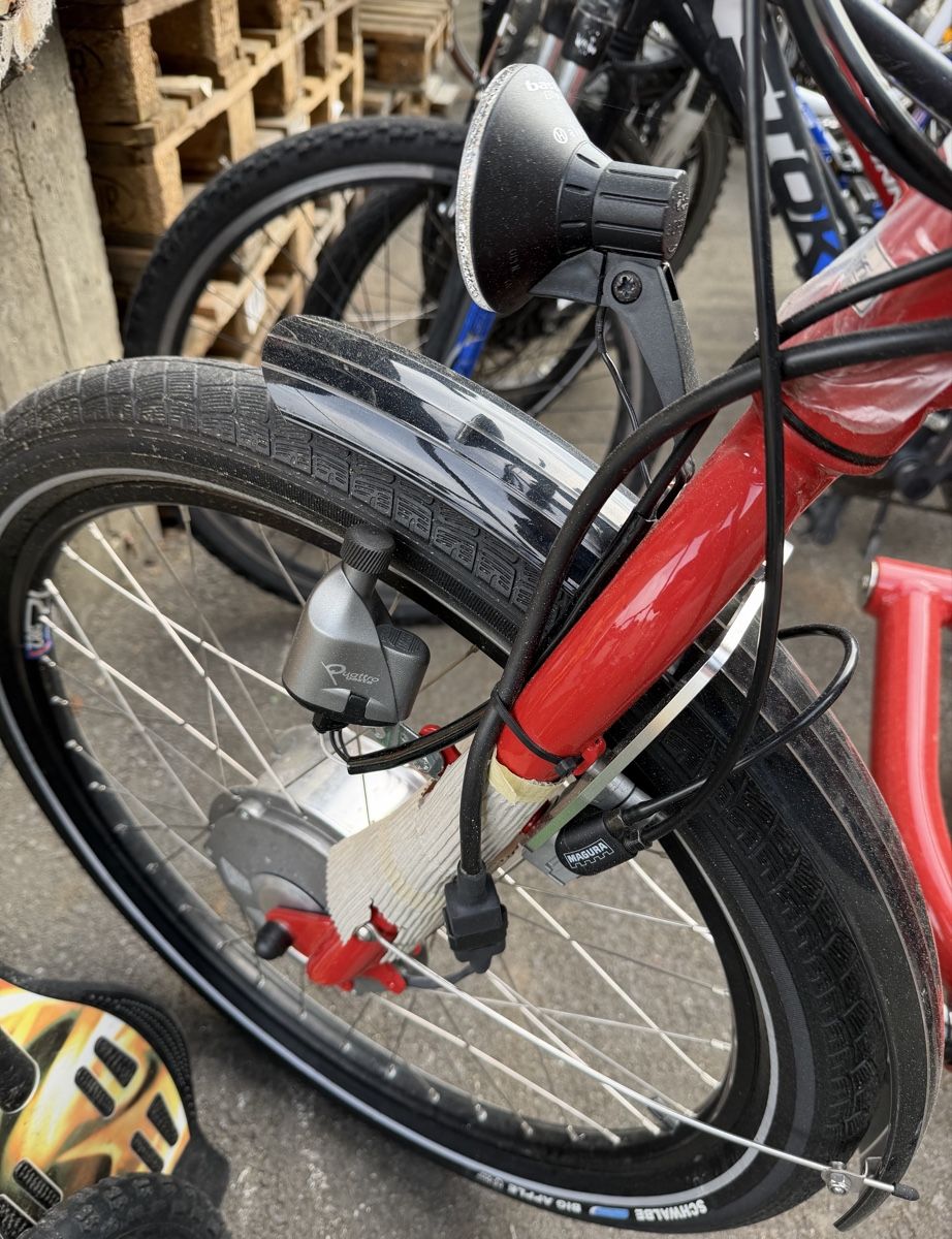 Velos: E-Velo mit Anhänger, Liquidation 7 Stück ein Preis – Neu (gemäss Beschreibung) aus Interlaken von Skandalpreis 6