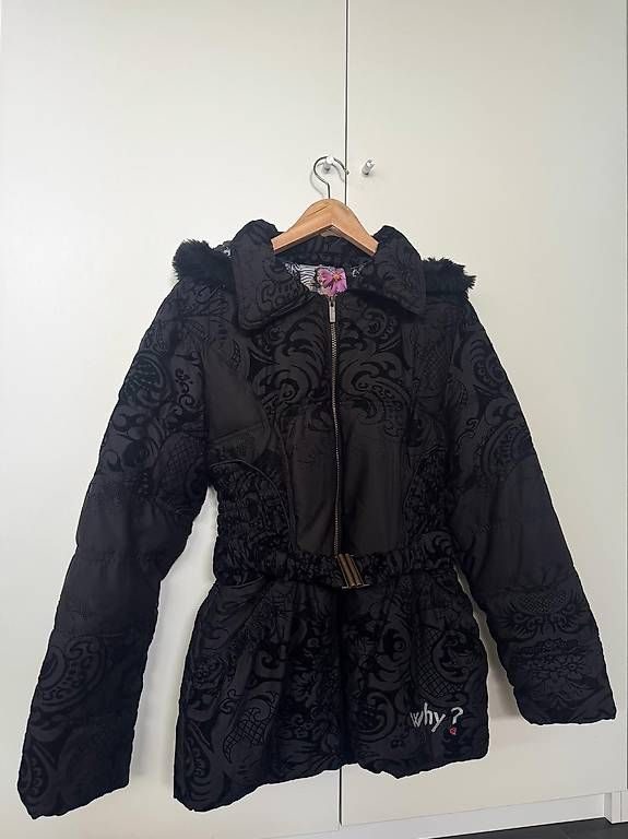 Cappotti: Parka nero con cappuccio marca Desigual – Usato da Muralto venduto da Mandy2009 2