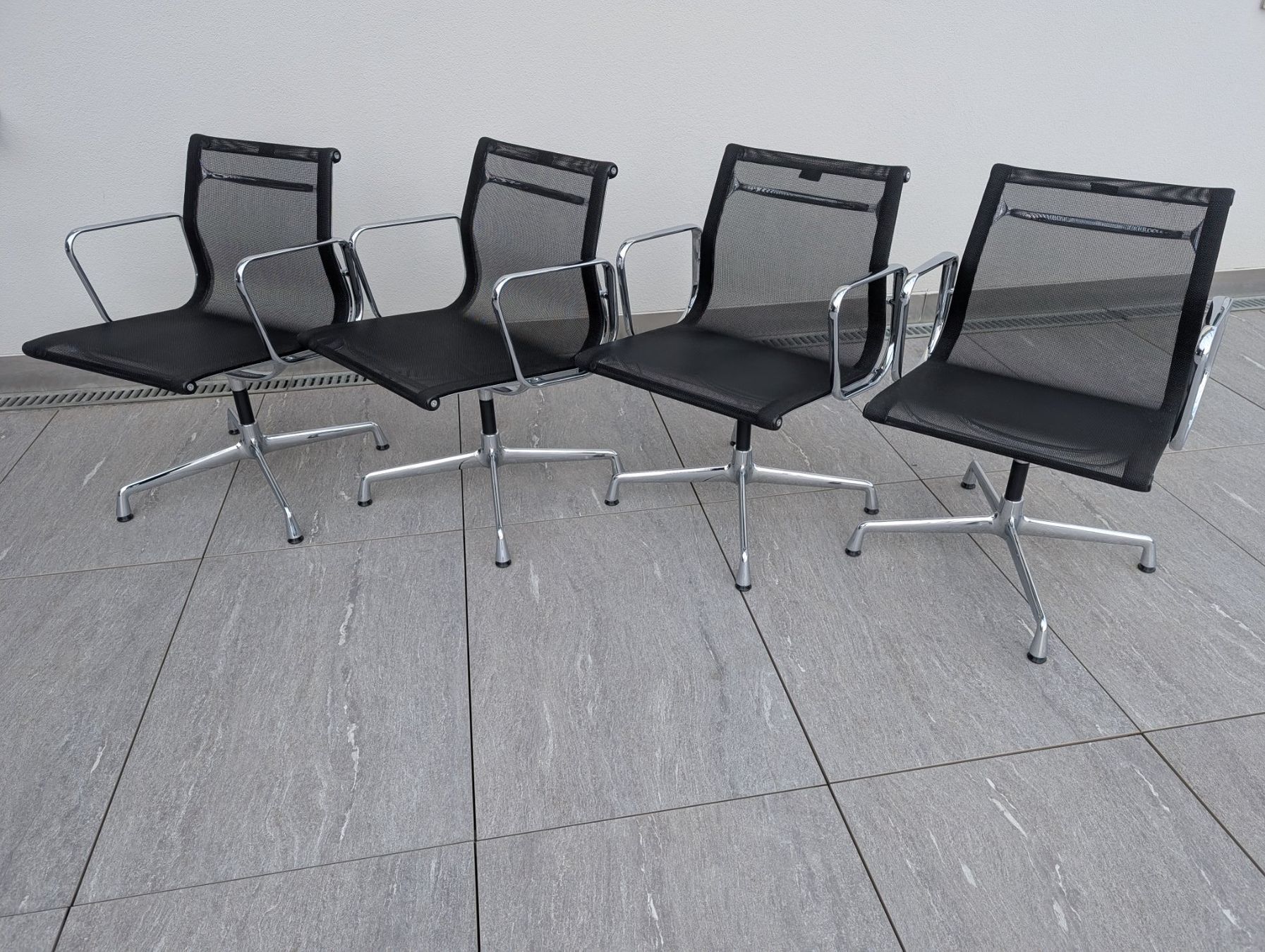 Vitra Sedie: Vitra Eames EA 108 Aluminium Chair Netz – Usato da Rotkreuz venduto da CRLNSC