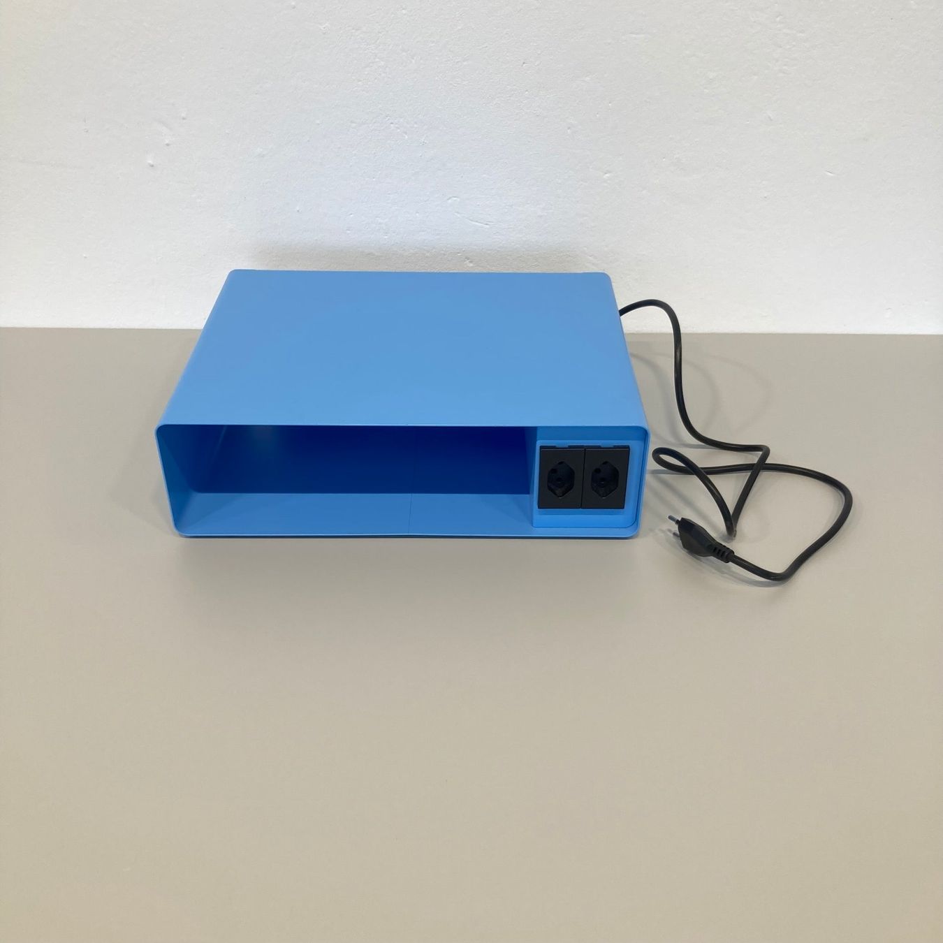Lista Armadi: Lista Office Plug Ablagefach Hellblau - mit 2 Steckern – Usato da Schönenwerd venduto da mcofficeshop