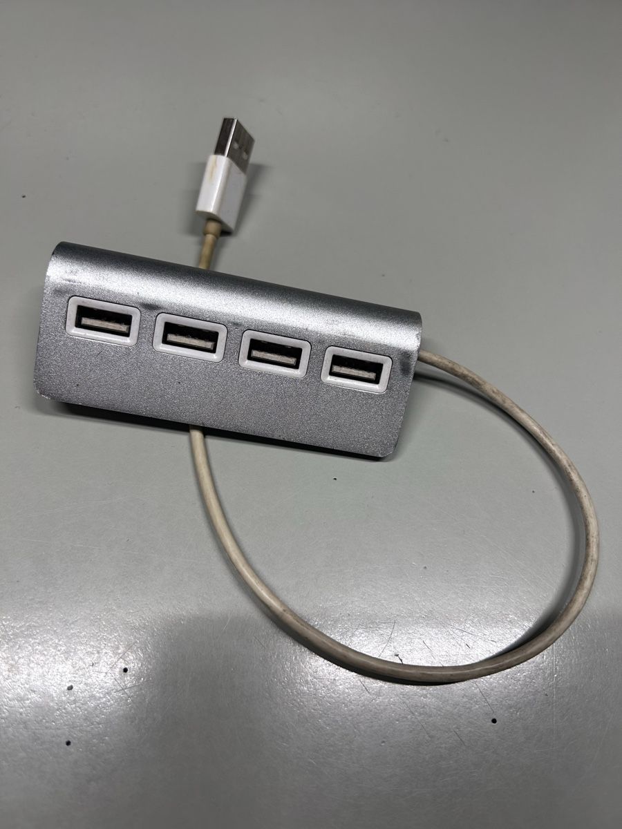 Hub & Switch: Hub USB 4 Porte – Usato da Giubiasco venduto da LorisVale 1