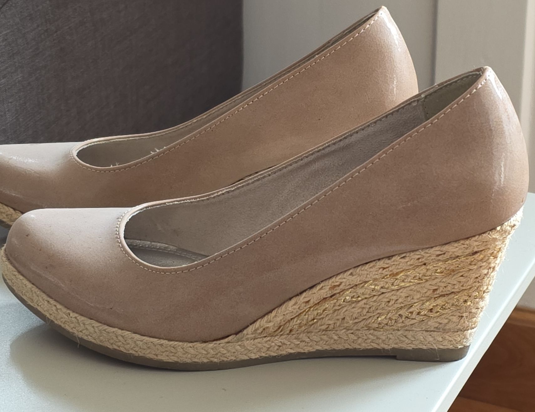 Scarpe da donna: Élégantes chaussures compensées beiges – Nuovo (secondo la descrizione) da Vicques venduto da Kookai76