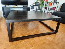 schöner schwarzer Tisch