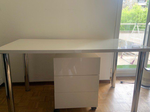 Scrivanie: bureau laqué blanc et caisson à roulettes – Usato da Genève venduto da Rohansuisse