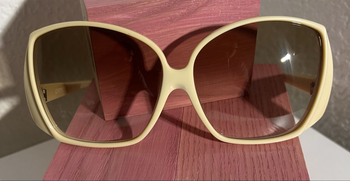 Givenchy Occhiali & Lenti: Lunettes de soleil Givenchy – Usato da St-Pierre-Clages venduto da ste_xk6p