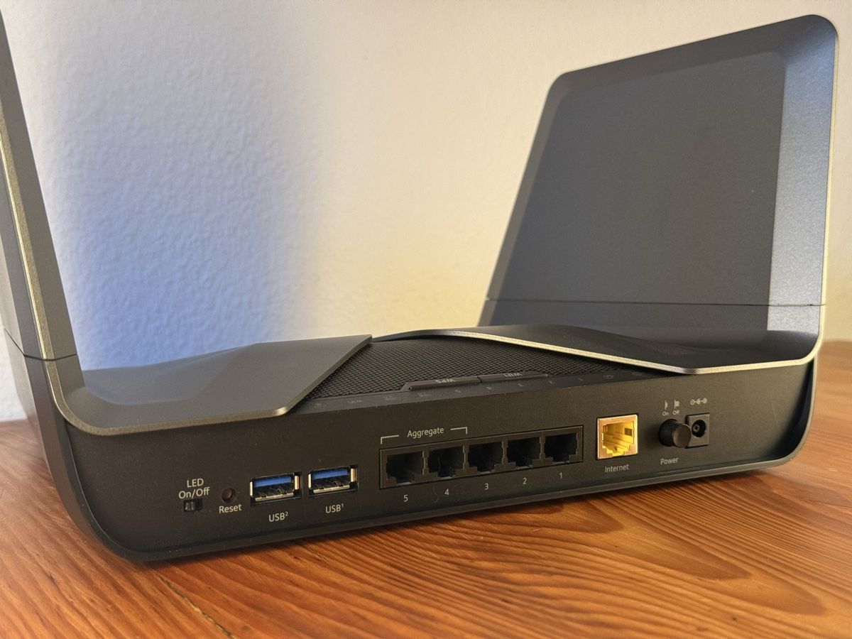 Netgear Modem & Router: Netgear Nighthawk AX8 WLAN Router mit WiFi 6 – Nuovo (secondo la descrizione) da Bern venduto da Nanzza 2
