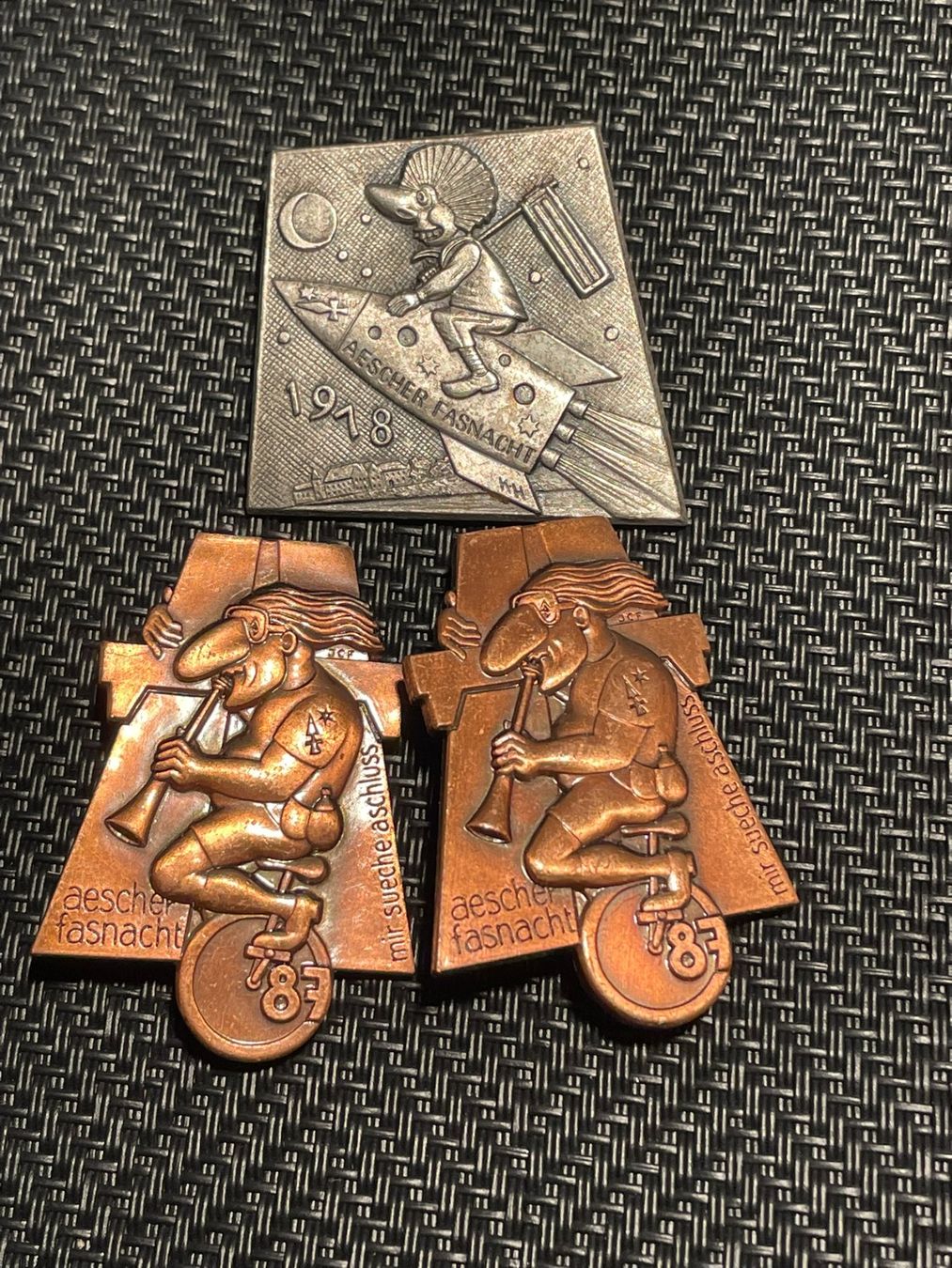 Placchette & Badge: Fasnachtsplaketten Aesch 1978 und 1987 – Usato da Aarburg venduto da glaibasel57